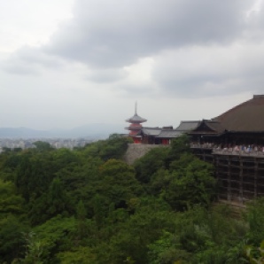 Blick auf Kyoto mit Kiyomizu-dera-Tempel
